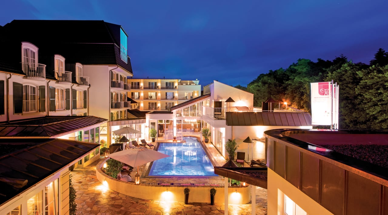 30 Grad Außenpool direkt am Eingang LIFESTYLE Resort Zum Kurfürsten