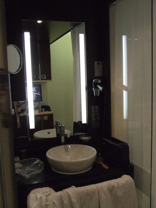 Waschtisch neben dem Bett Park Inn by Radisson Berlin Alexanderplatz