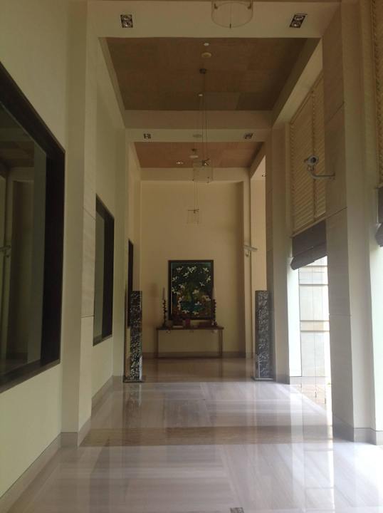 Towards the restaurants Hotel ITC Royal Gardenia