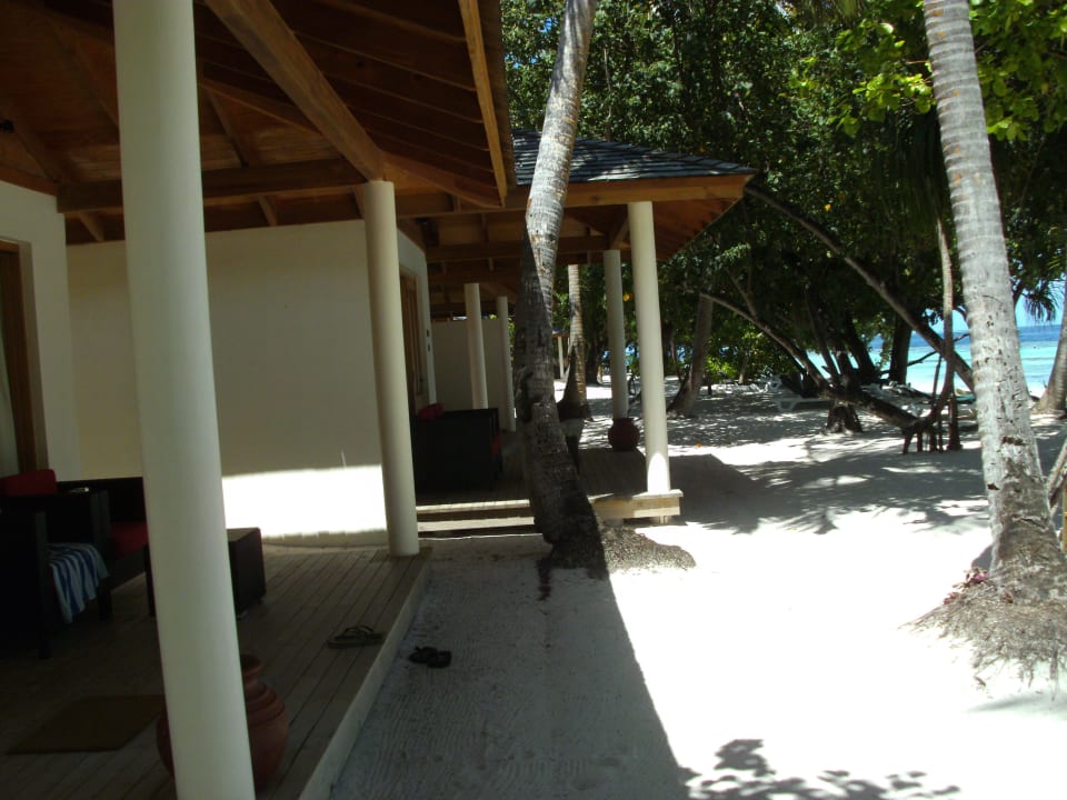 Terrassen ohne jeglichen Sichtschutz Vilamendhoo Island Resort & Spa