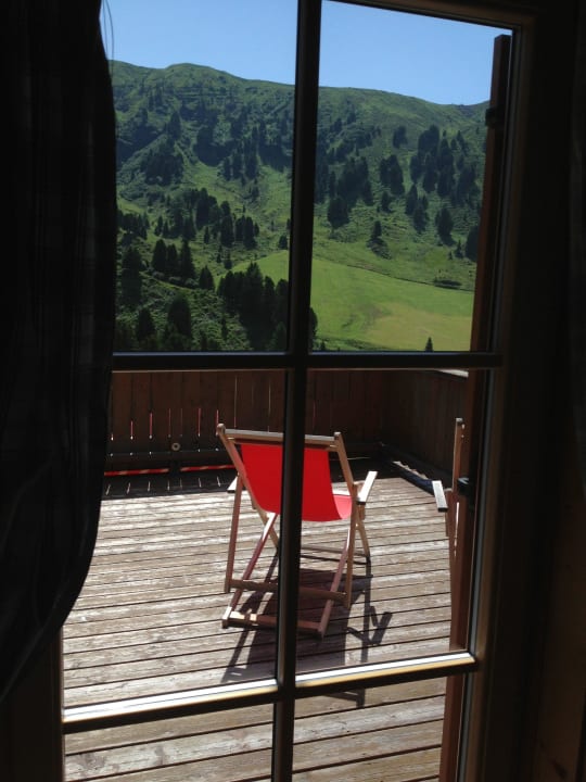 Blick aus dem Zimmer auf die Gemeinschaftsterrasse Berghaus Zallinger