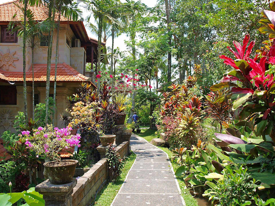 Romantischer Weg durch die Anlage Hotel Alam Jiwa