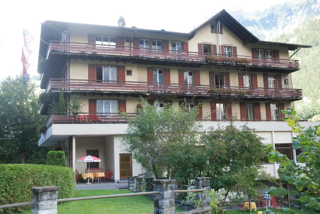 Außenansicht von der Hauptstraße Hotel Staubbach