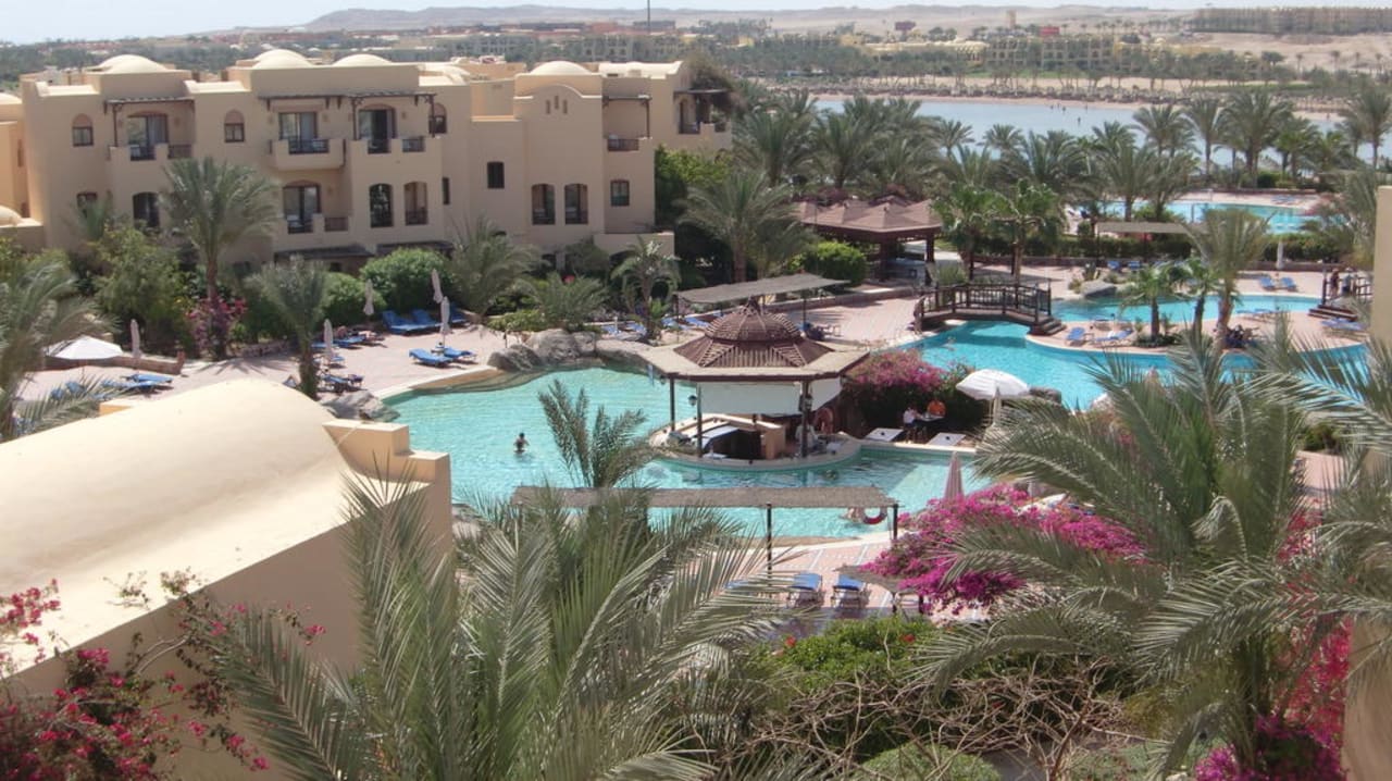 Blickrichtung Süden auf Poolbar und einige Zimmer Steigenberger Coraya Beach - Adults only