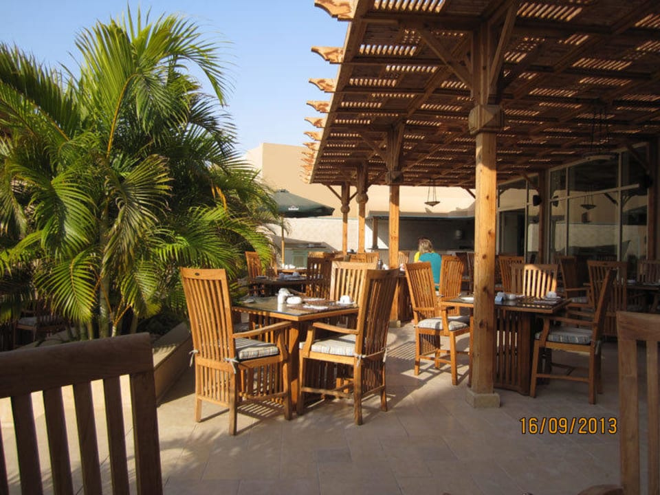 Frühstück Außenbereich The Breakers Diving & Surfing Lodge