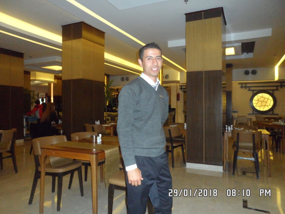 Kellner Achmed sehr fleißig Pickalbatros White Beach Resort - Hurghada