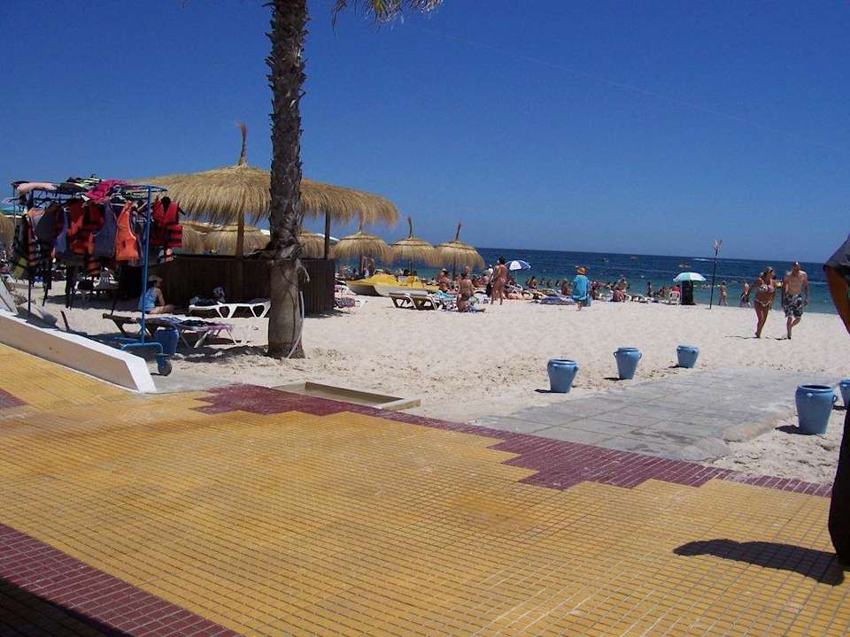 Hotelstrand mit Showbühne El Mouradi Club Kantaoui