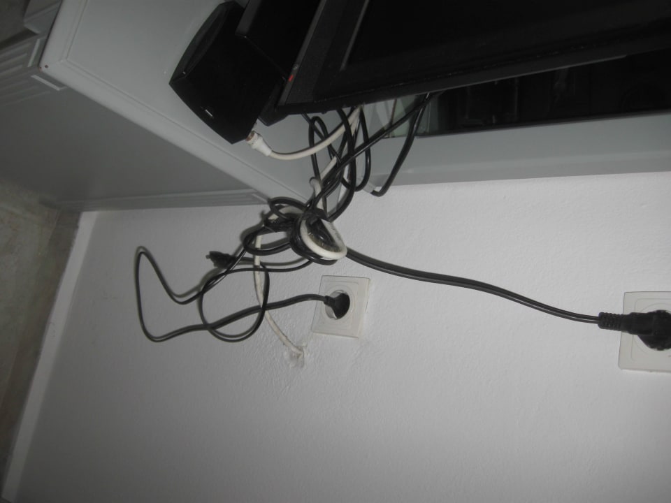 Fernseher mit Kabelsalat Sandy Beach Resort