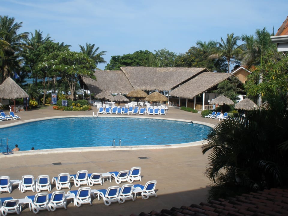 Große Poolanlage von der Lobby Occidental Tamarindo