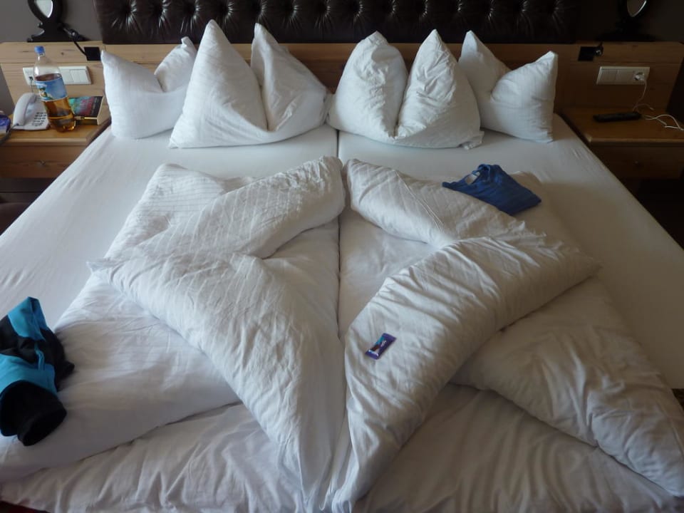 Bett im Silberglanzzimmer Hotel Das Seekarhaus