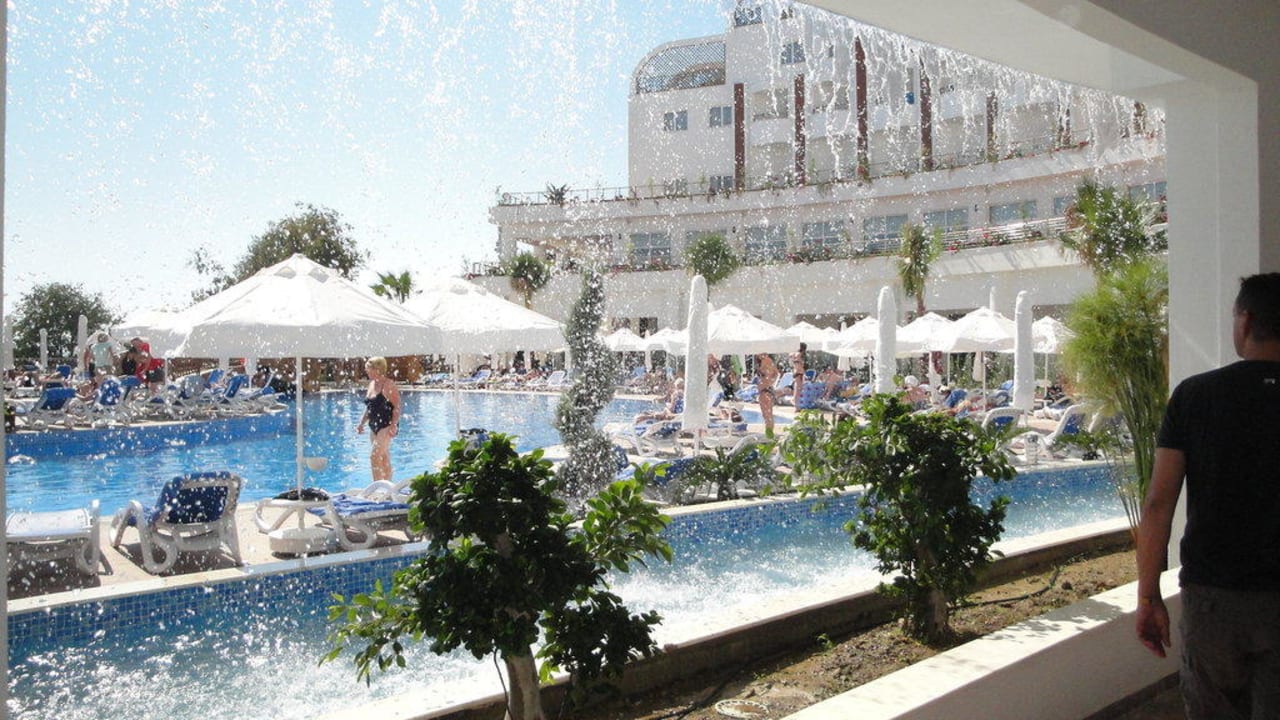Wasserfall mit Blick zum Pool Side Prenses Resort & Spa