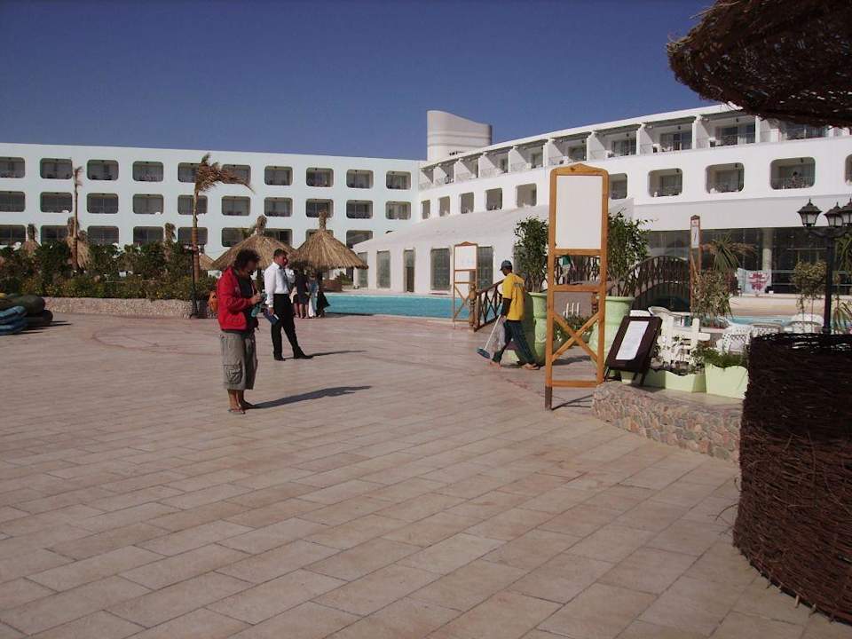 Aussenansicht, von der Poolbar aus Titanic Resort & Aqua Park