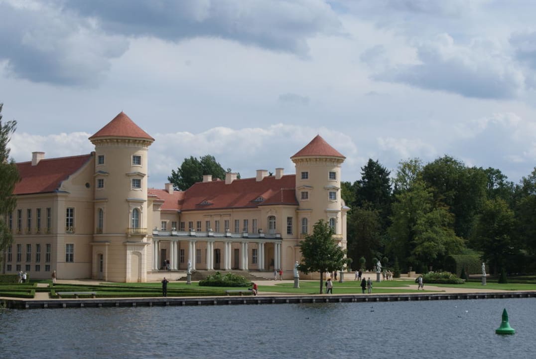 Rheinsberger Schloss vom See aus Precise Resort Hafendorf Rheinsberg