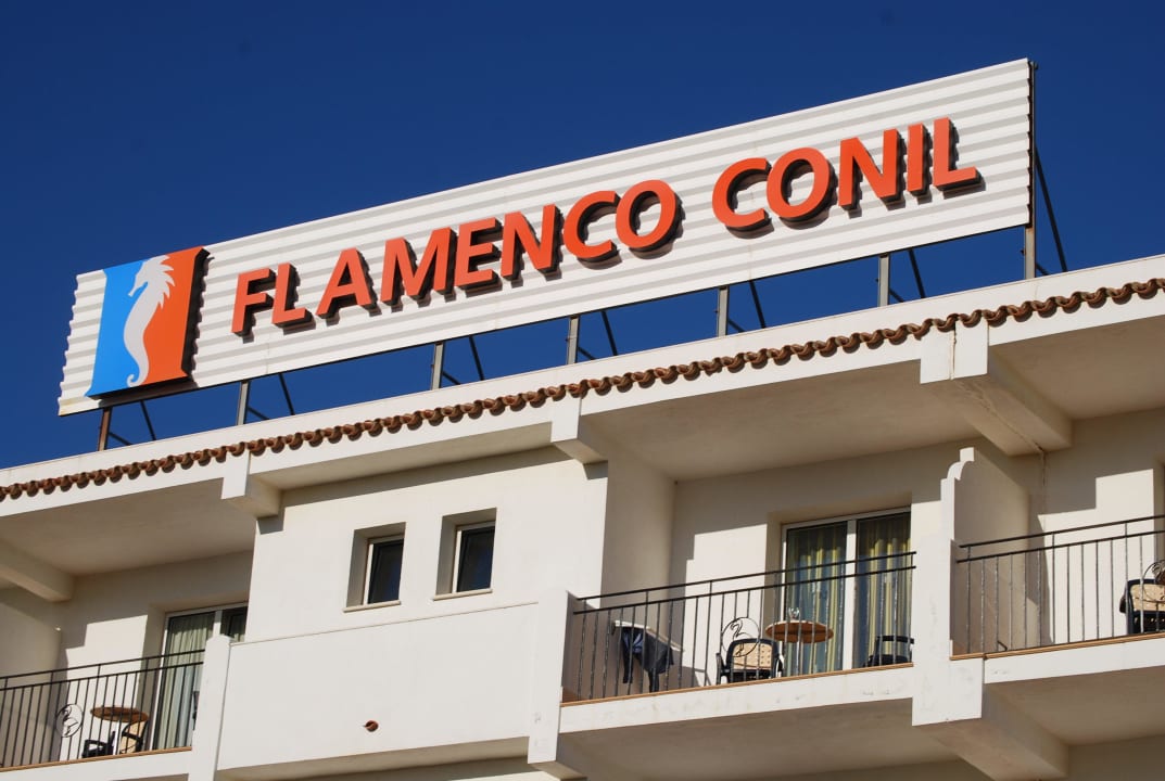 Das Hotelschild  über dem Eingang Hipotels Flamenco Conil
