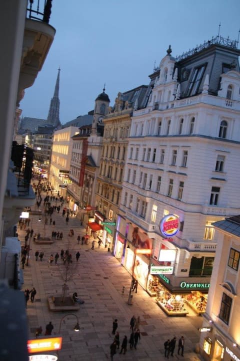 Ausblick Kärntnerstraße  Hotel Astoria Vienna, Curio Collection by Hilton