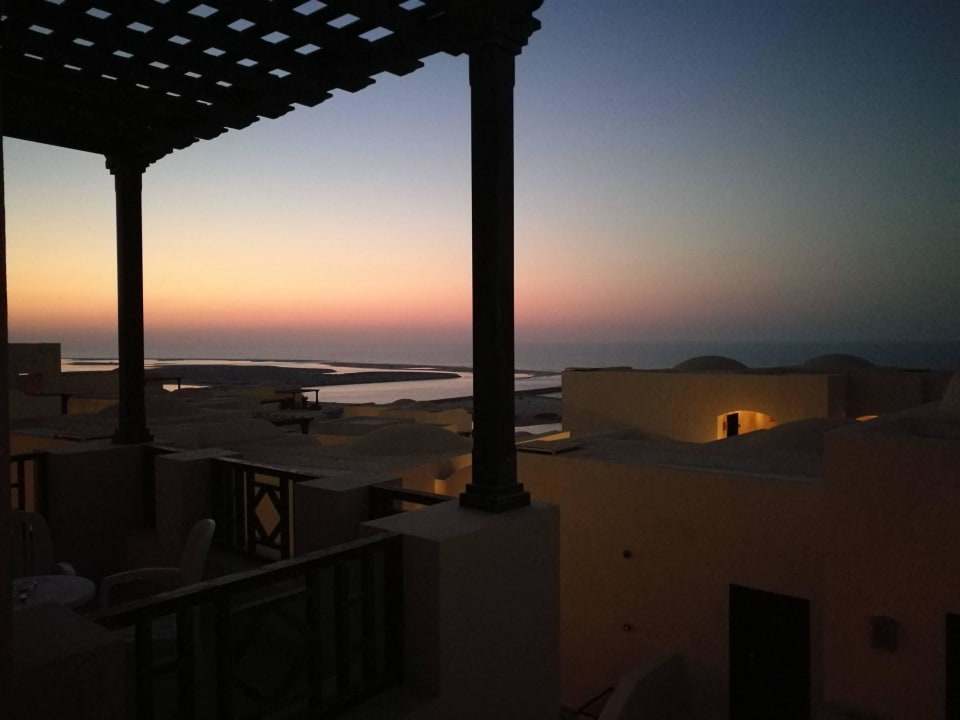 Balkon am Abend The Cove Rotana Resort