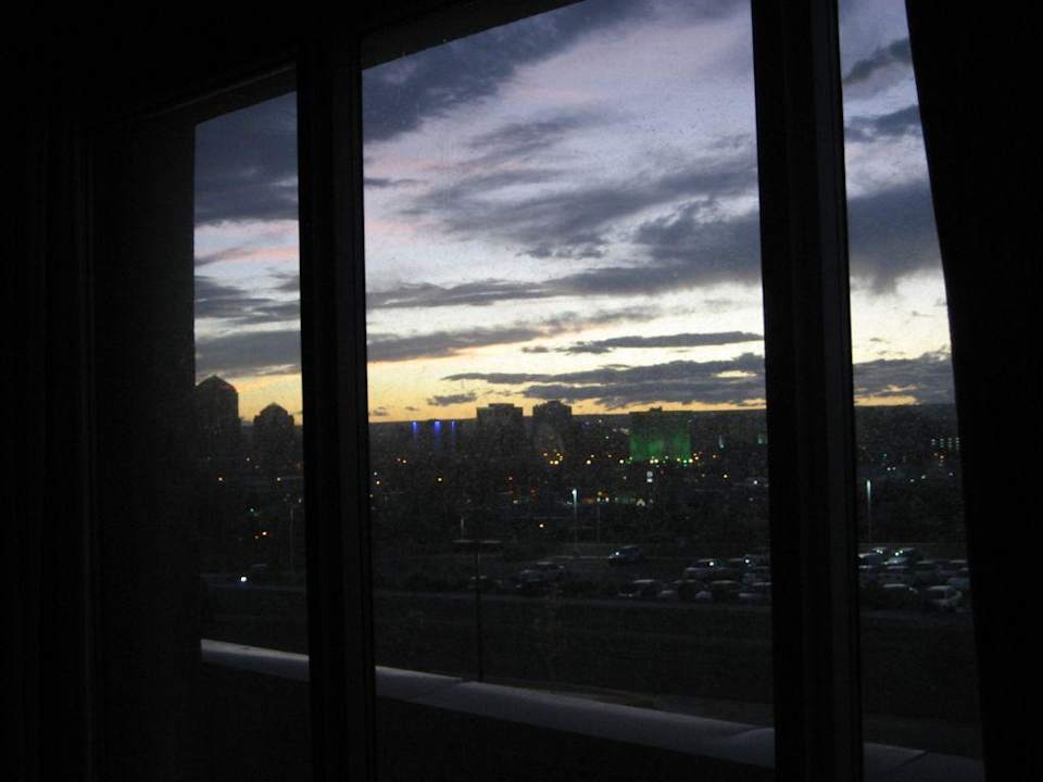 Blick aus Zimmer 331 auf die Skyline Embassy Suites Albuquerque