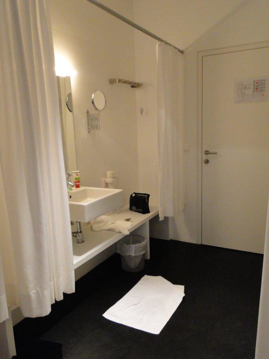 Blick zum Eingang Gasthaus Hotel zur Schonenburg