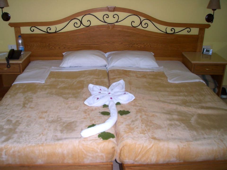 Bett mit Dekoration Brayka Bay Resort