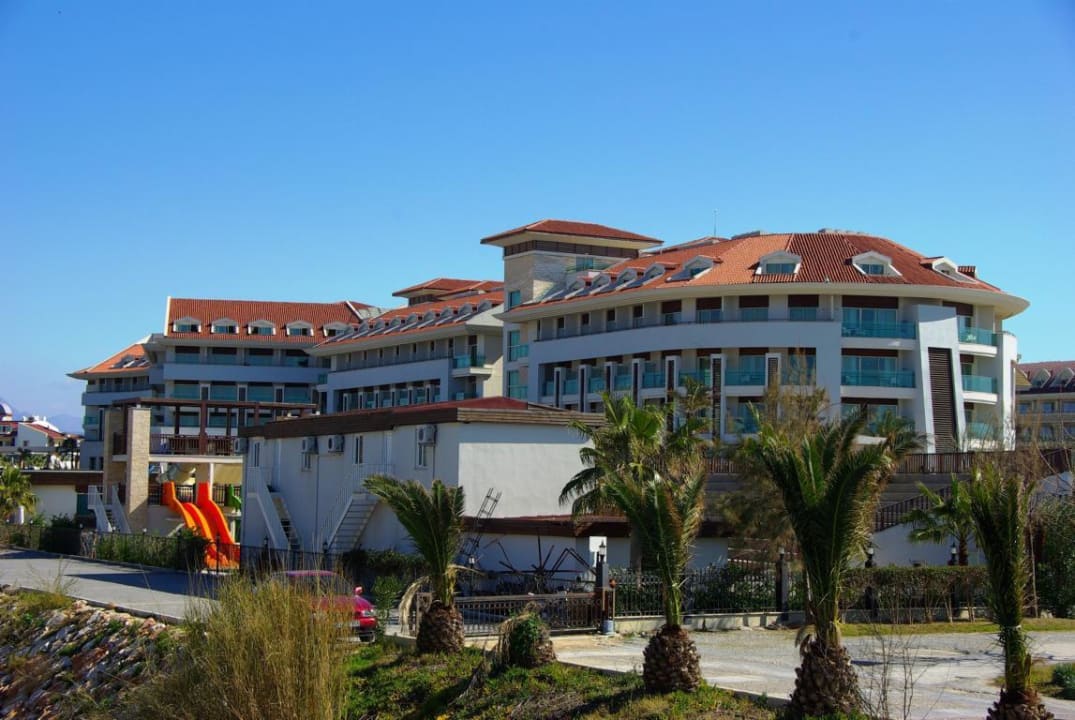Von der Strandpromenade aus Sunis Evren Beach Resort Hotel & Spa