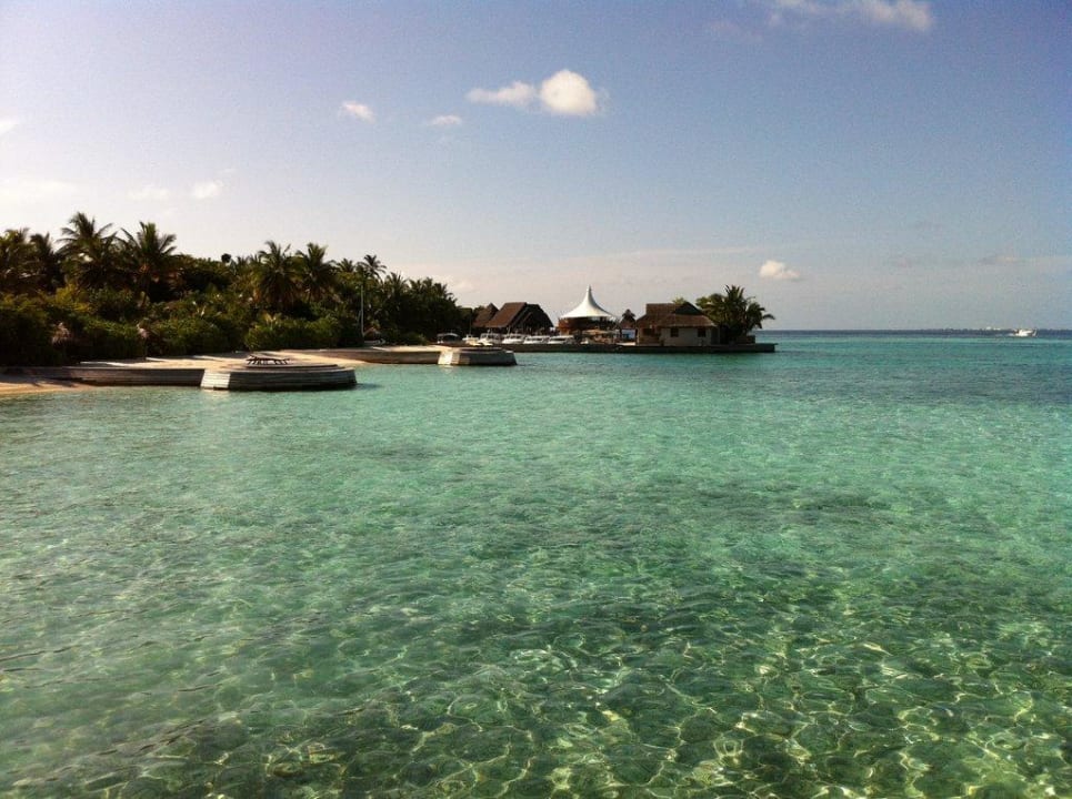 Blick auf die Tauchstation und Restaurants Baros Maldives Resort