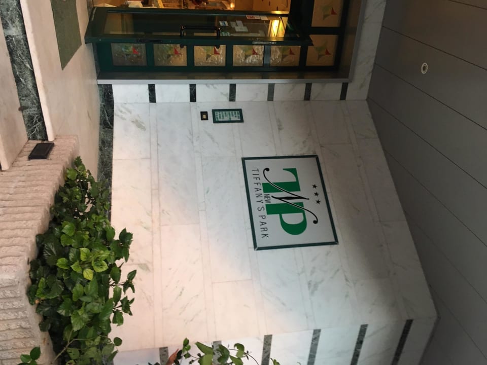 Eingang Hotel New Tiffany's Park