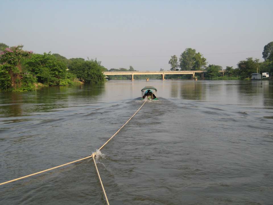 Fahrt auf dem Kwai Hotel River Kwai Botanic Garden Resort