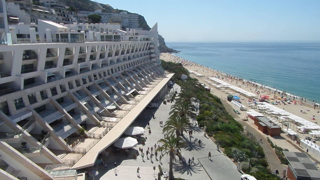 Ausblick zur Promenade, wo es laut werden kann Sesimbra Oceanfront Hotel