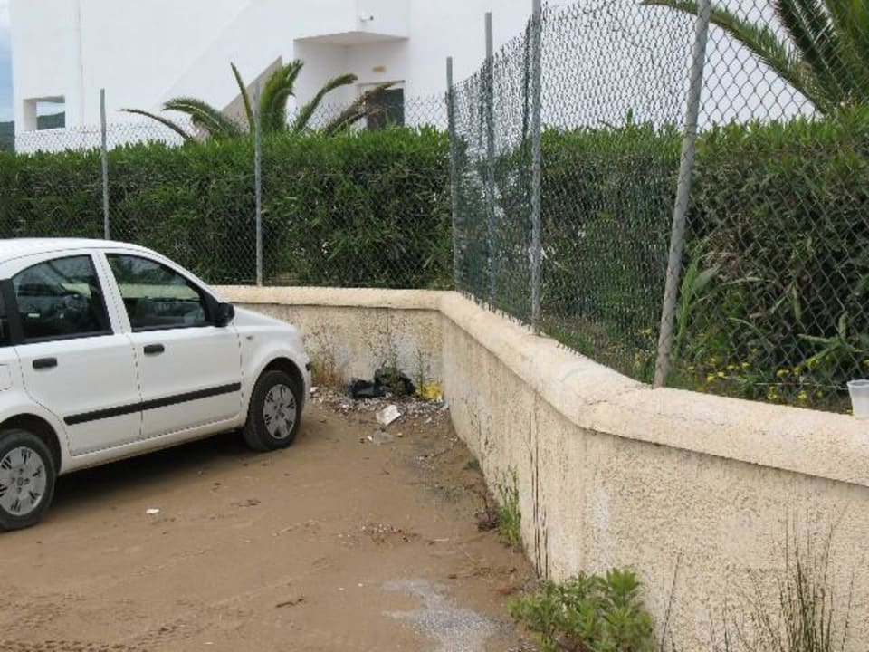 Eckendreck außen am Hotel Sandy Beach Resort