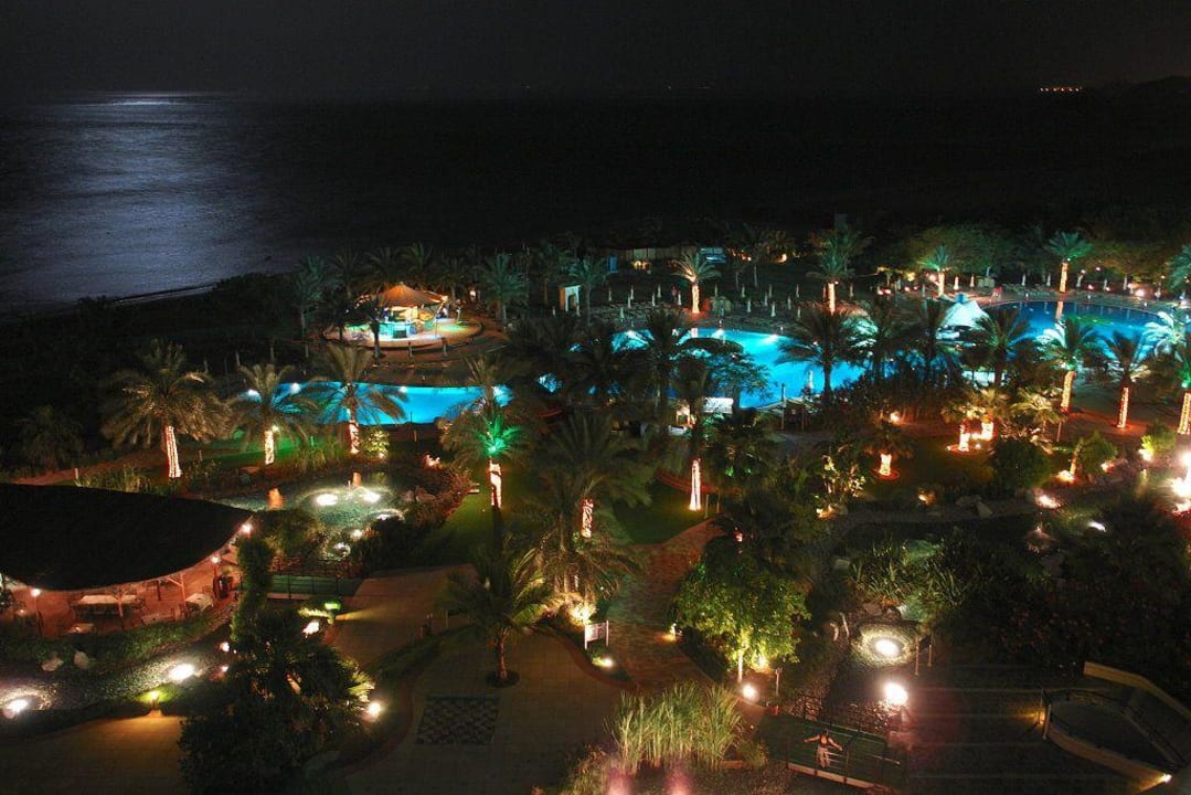 Nachtaufnahme Hotel Le Meridien Al Aqah Beach Resort