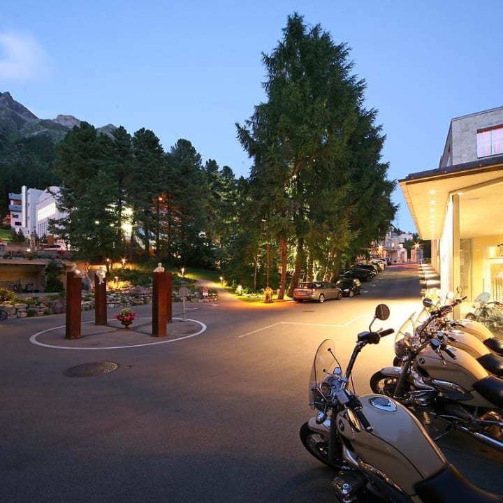 Unsere BMW-James Bond Cruiser sind zum ausleihen! Hotel Saratz