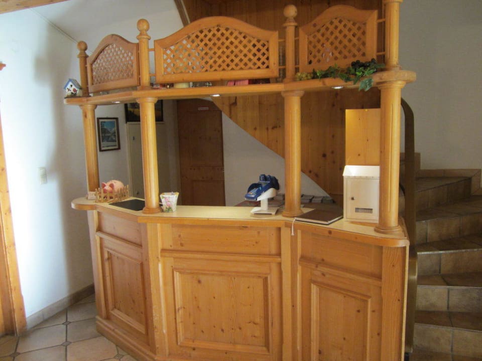 Empfangstheke des Hotels Ferienhotel Alpenhof Aurach