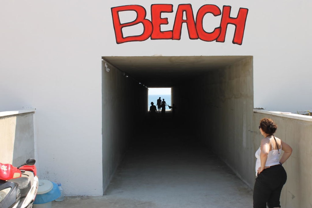 Blick zum Tunnel der zum Strand führt Cenger Beach Resort & Spa