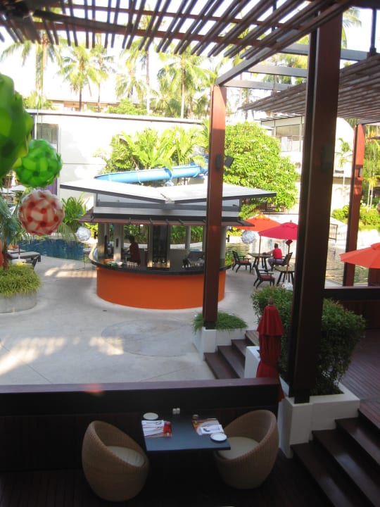 Blick zur Poolbar Holiday Inn Resort Phuket Surin Beach by IHG