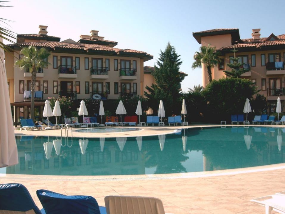 Blick auf den kleinen Pool Club Grand Side