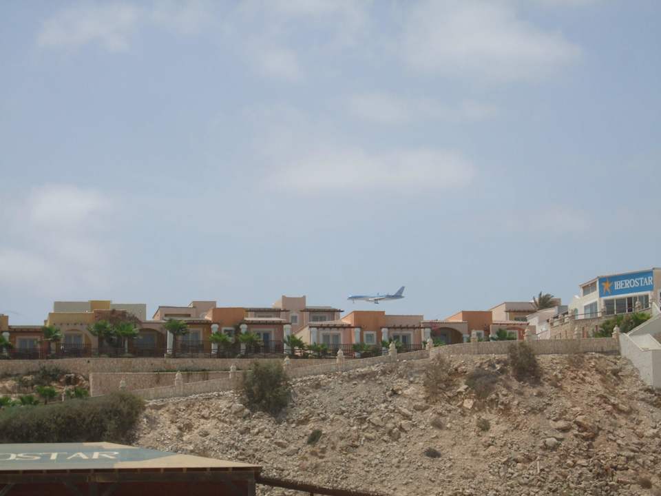 Flugzeug in Landeanflug VOI Praia De Chaves Resort