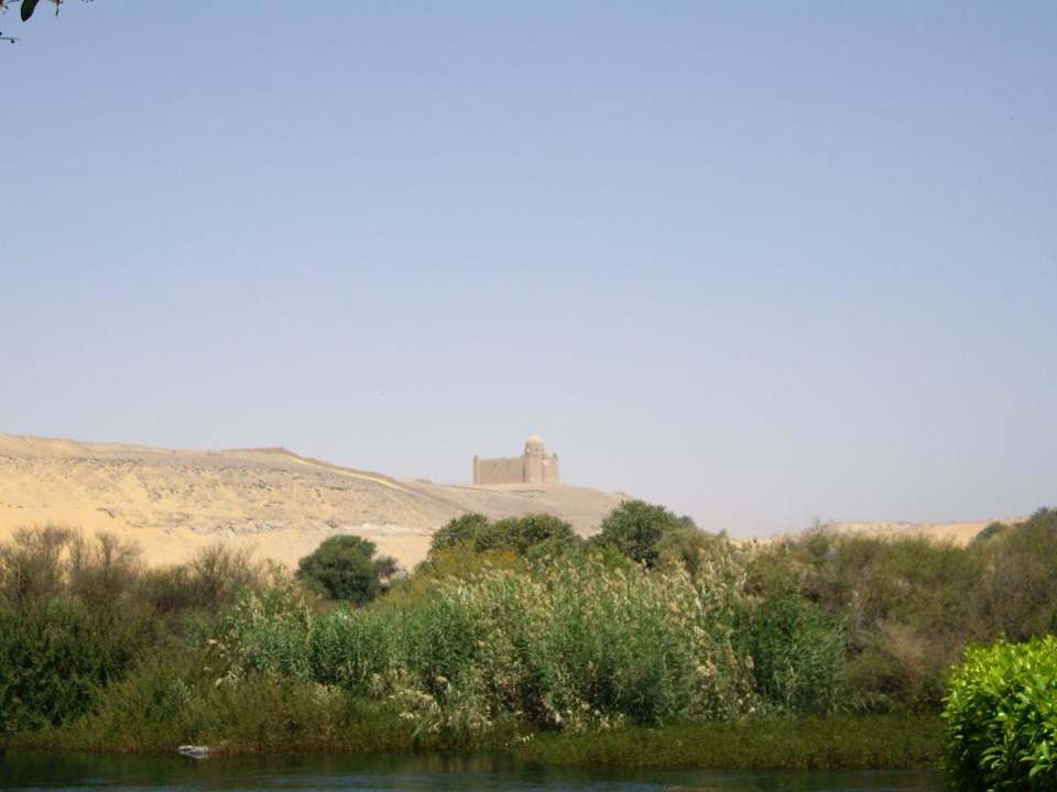 Blick vom Garten auf das Aga Khan Mausoleum Pyramisa Island Hotel Aswan