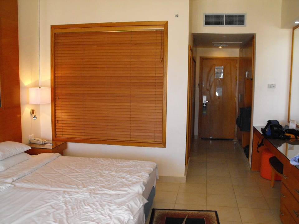 Standardzimmer, Bad hinter der Jalousie Parrotel Beach Resort