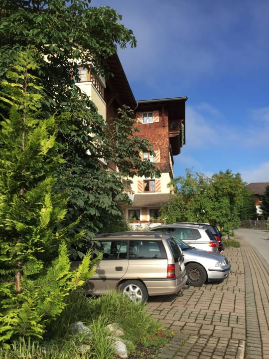 Hoteleingang & Parkplatz Hotel Schwarzer Adler