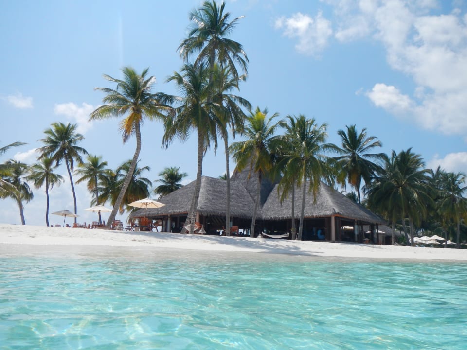 Strand im Osten und Thundibar Veligandu Maldives Resort Island