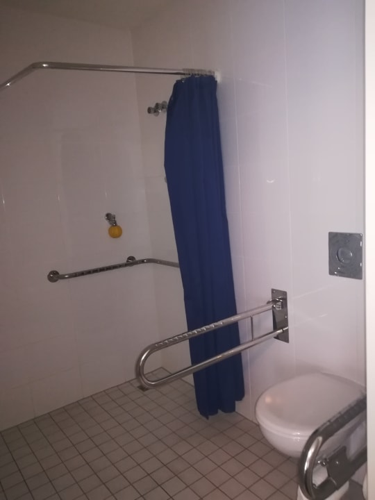 Geräumiges behindertengerechtes Bad Victor's Residenz Hotel Leipzig