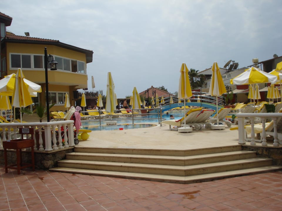 Poolanlage mit Restaurant Club Dizalya