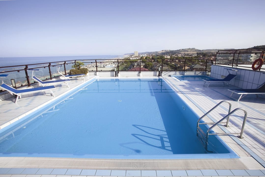 Piscina Panoramica Hotel Royal