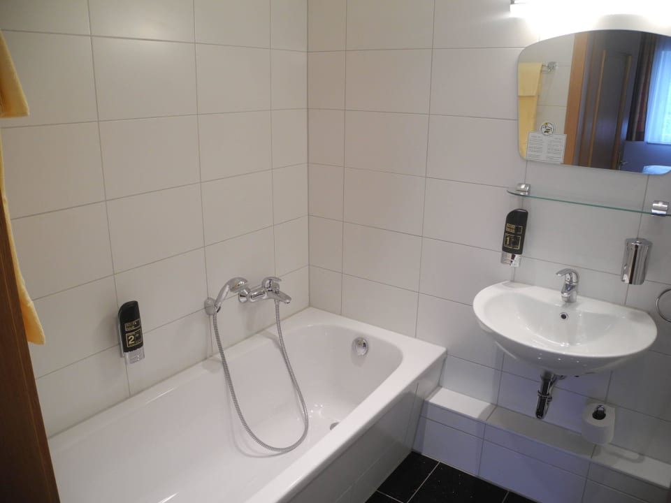 Das helle, freundliche Bad im Zimmer 252 Avalon Hotelpark Königshof