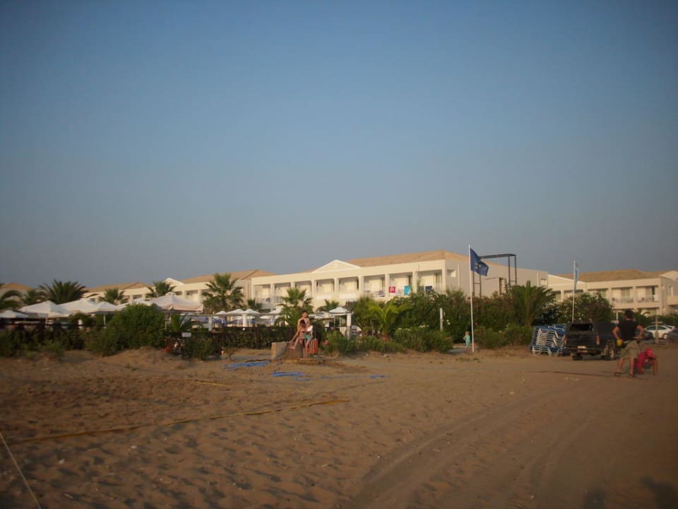 Sicht vom Strand auf die Anlage Sandy Beach Resort