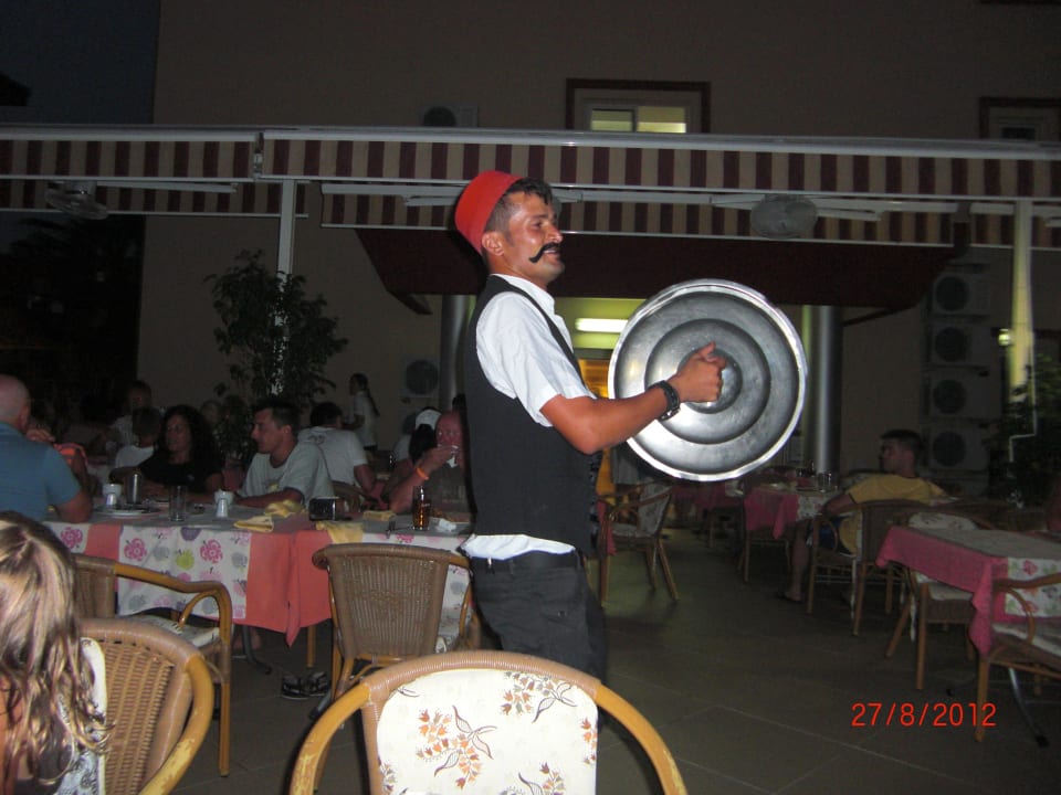 Abendlicher Rundgang der Animateure Hotel Orfeus Park