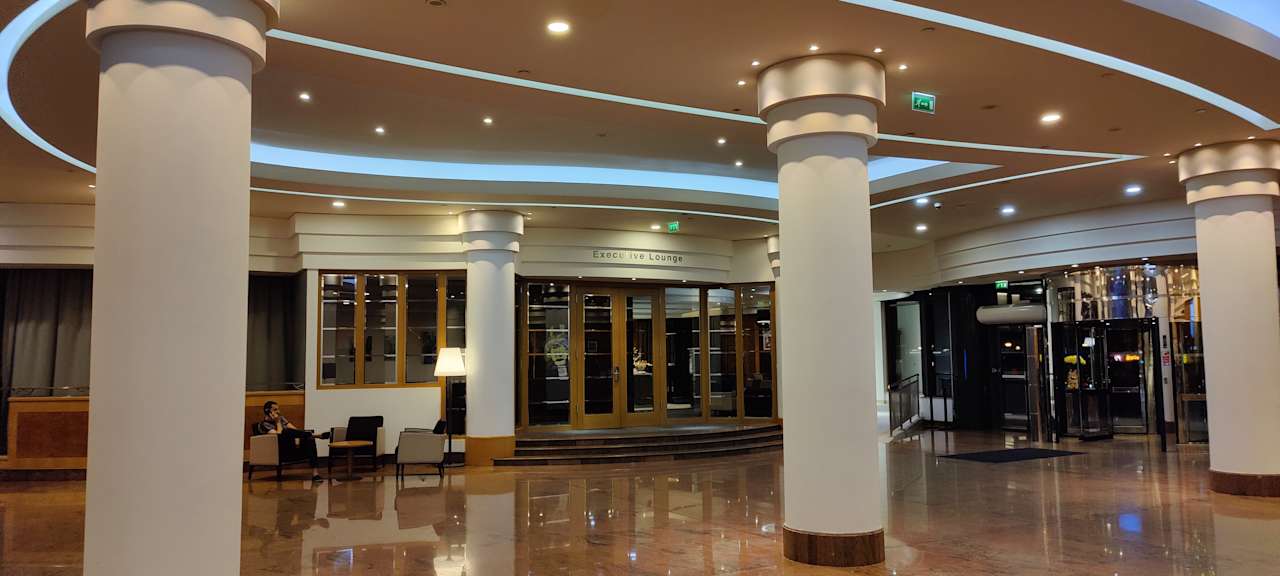 Lobby Hilton Paris Charles de Gaulle Airport