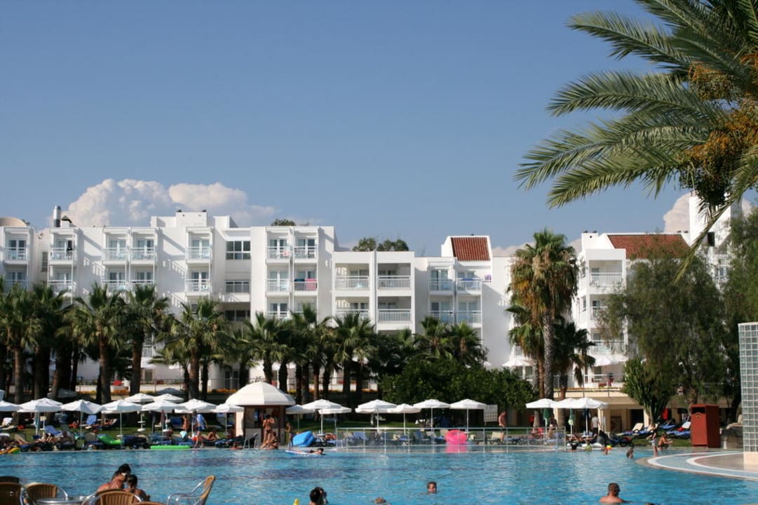 Activity Pool mit dem Haupthaus Monachus Family Resort Sorgun