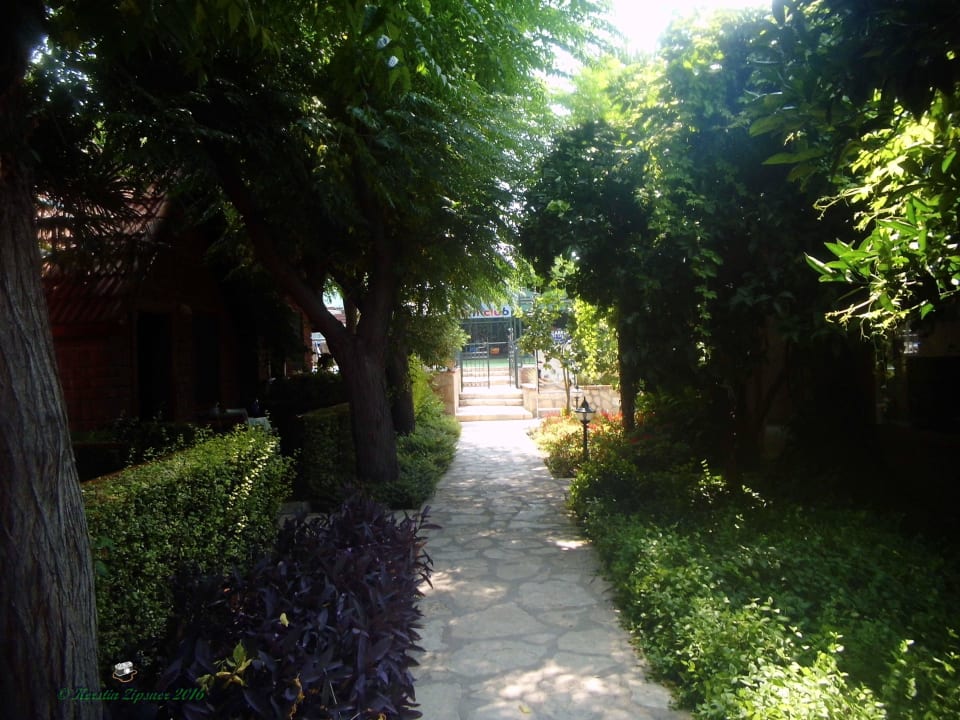 Weg zu den Wasserrutschen Can Garden Beach