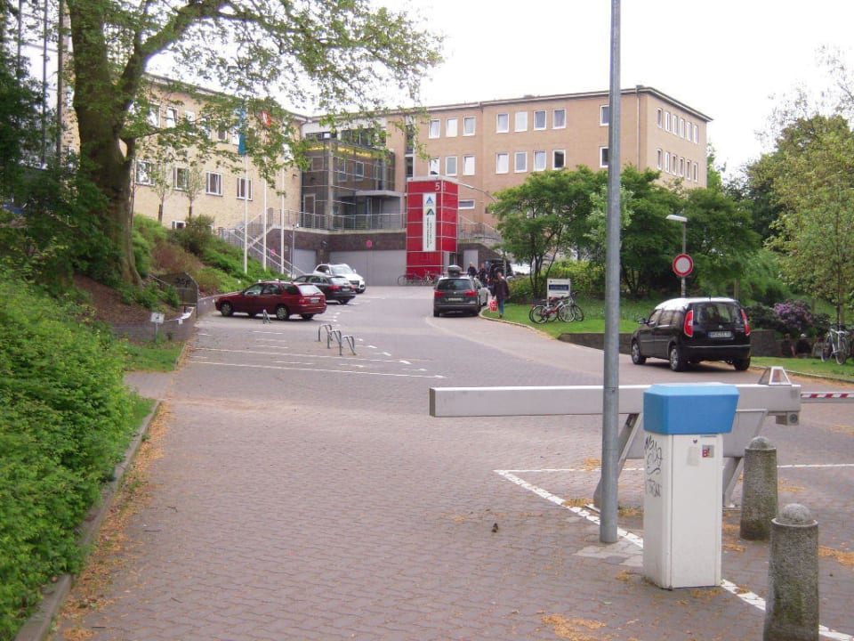 Vor der Herberge  Jugendherberge Auf dem Stintfang